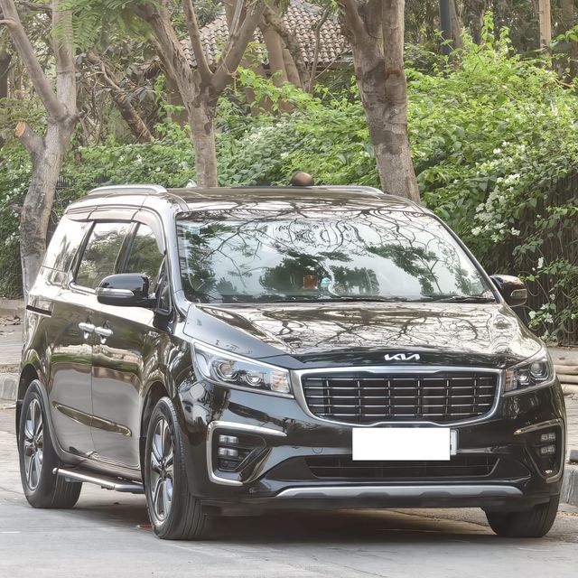 Second-hand 2023 Kia Carnival Limousine Plus for sale in Mumbai
