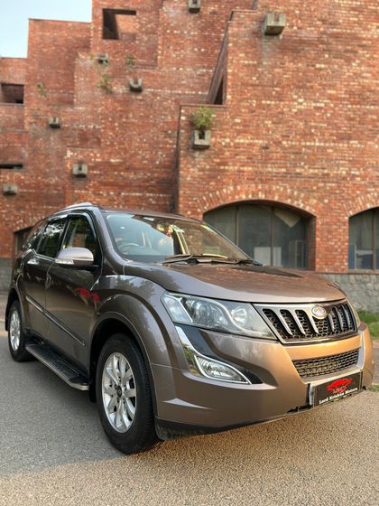 2017 Mahindra XUV500 AT W10 FWD