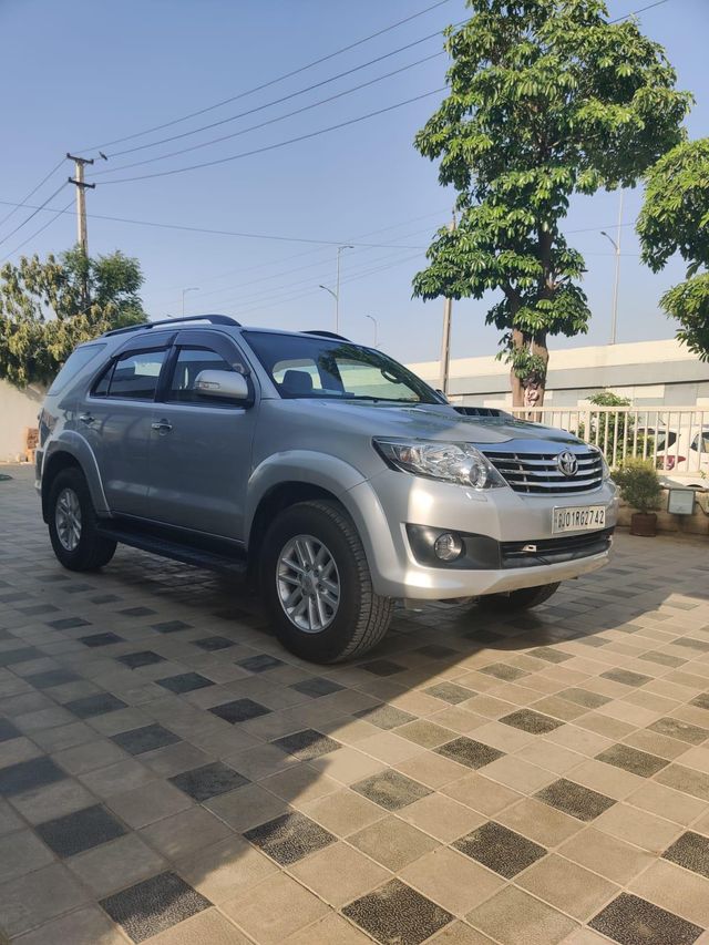 Toyota Fortuner 4x2 AT Second-hand 2014 Toyota Fortuner 4x2 AT for sale in Ahmedabad