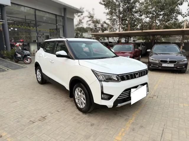Mahindra XUV300 W8 Second-hand 2024 Mahindra XUV300 W8 for sale in Ahmedabad