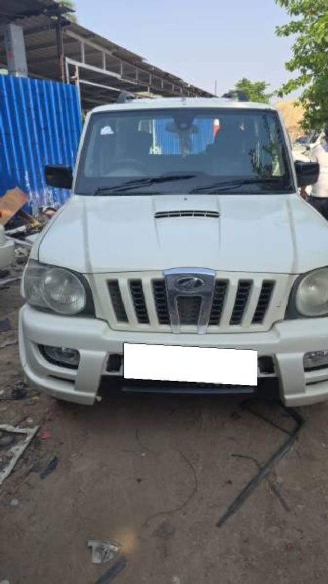 Mahindra Scorpio VLX 4X4 Second-hand 2013 Mahindra Scorpio VLX 4X4 for sale in Gonda