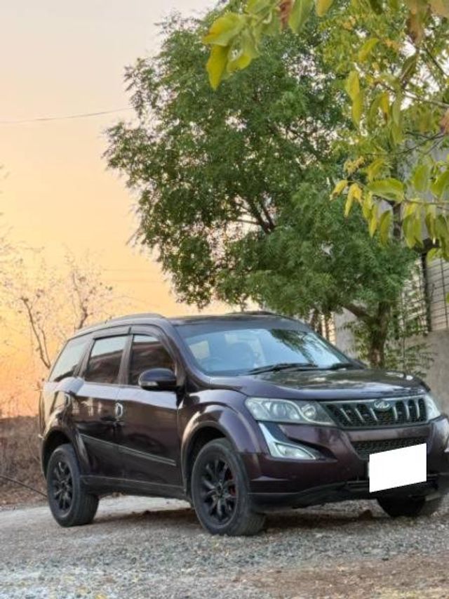 Second-hand 2015 Mahindra XUV500 R W10 FWD for sale in Surat
