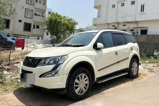 Second-hand 2017 Mahindra XUV500 R W10 FWD for sale in Hyderabad