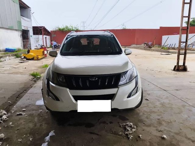 Second-hand 2017 Mahindra XUV500 W10 AWD for sale in Gandhinagar