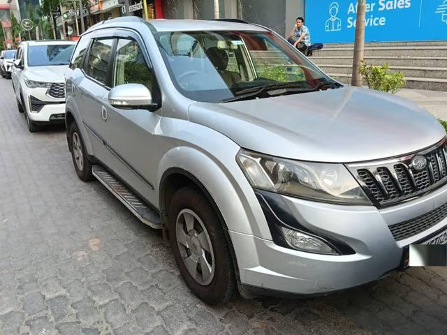 Second-hand 2017 Mahindra XUV500 W6 1.99 mHawk for sale in Thane