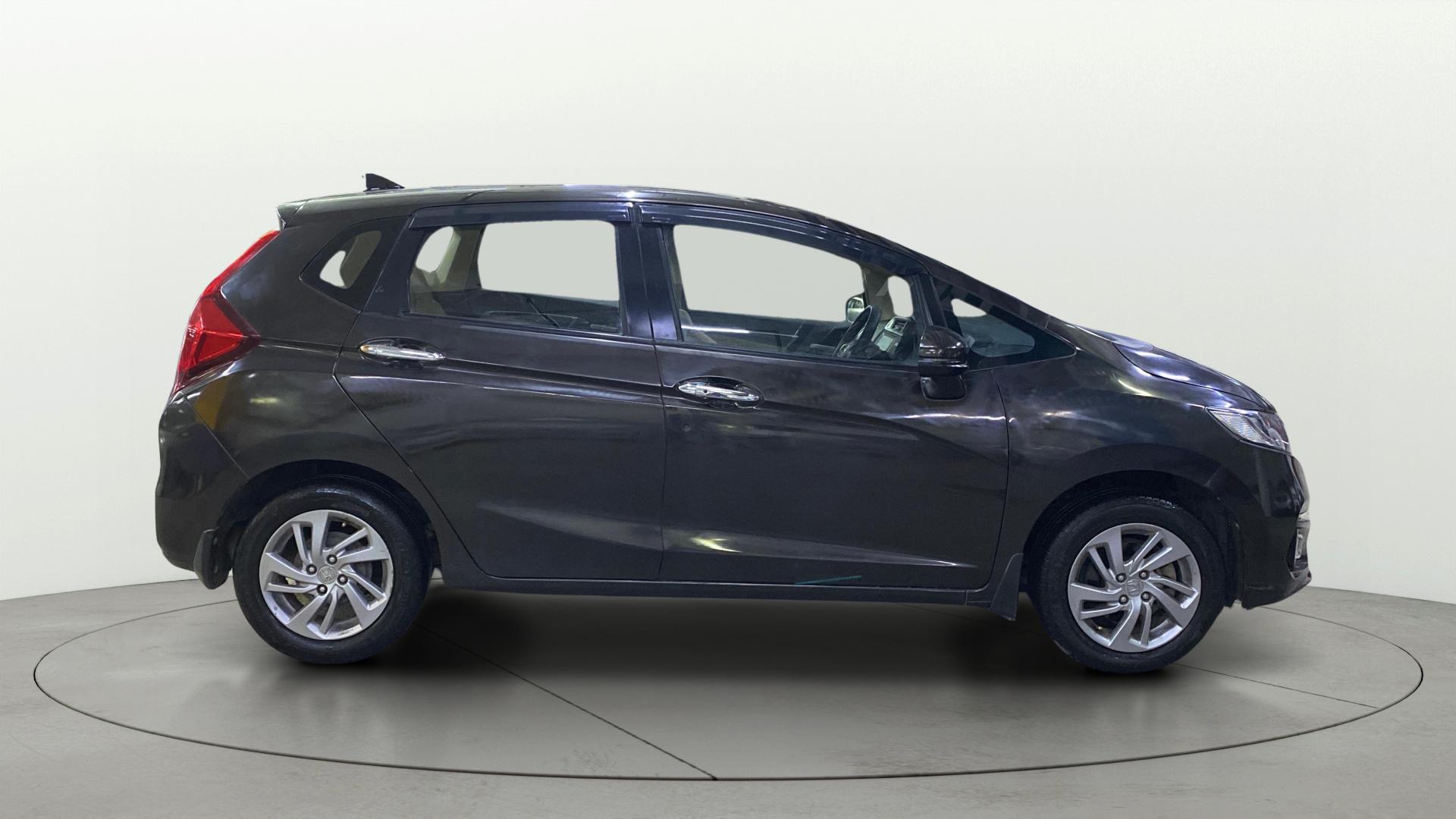 Buy Used Honda Jazz ZX CVT of 2022 model @ 5,50,000 INR in Indore