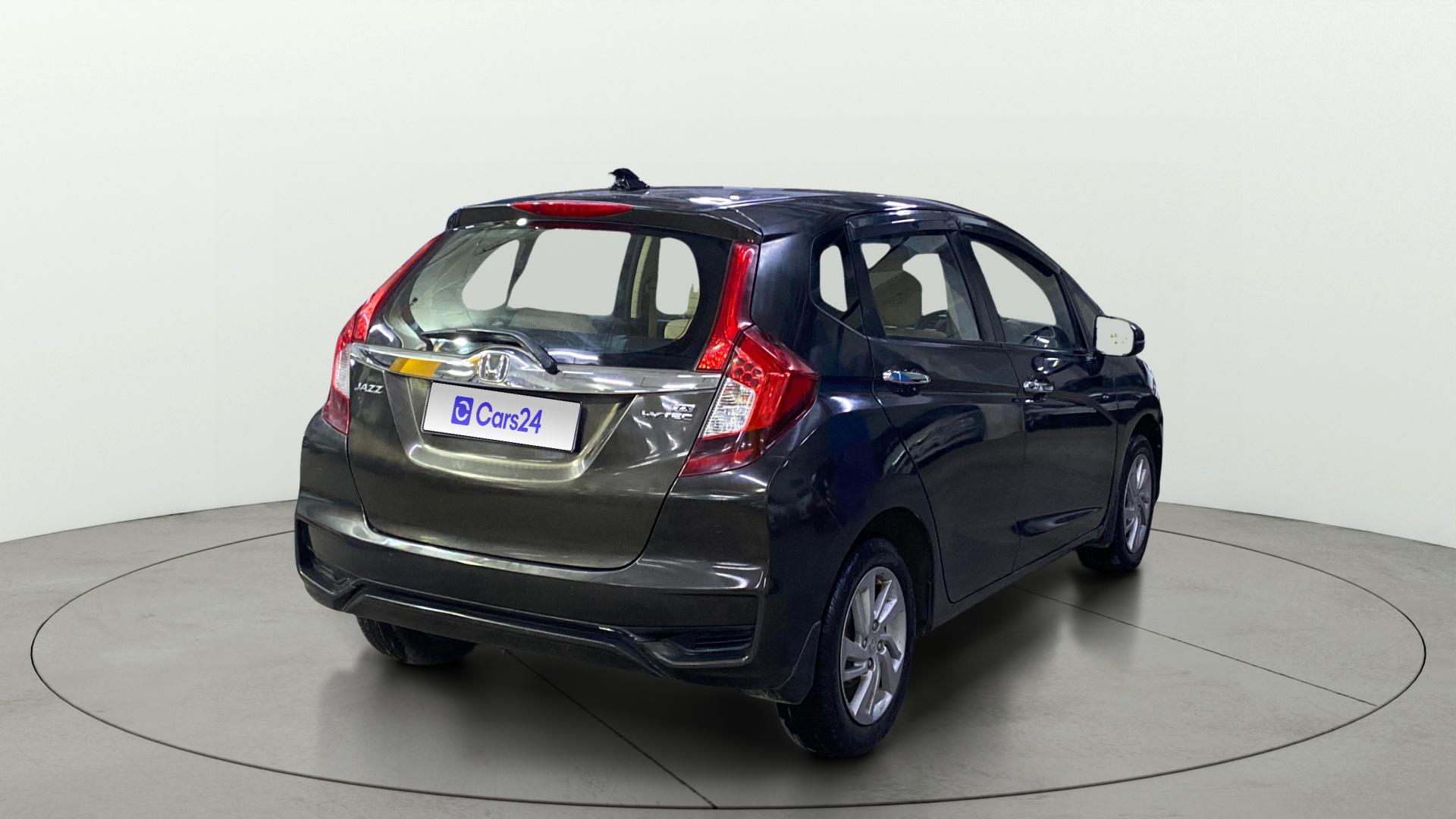 Buy Used Honda Jazz ZX CVT of 2022 model @ 5,50,000 INR in Indore