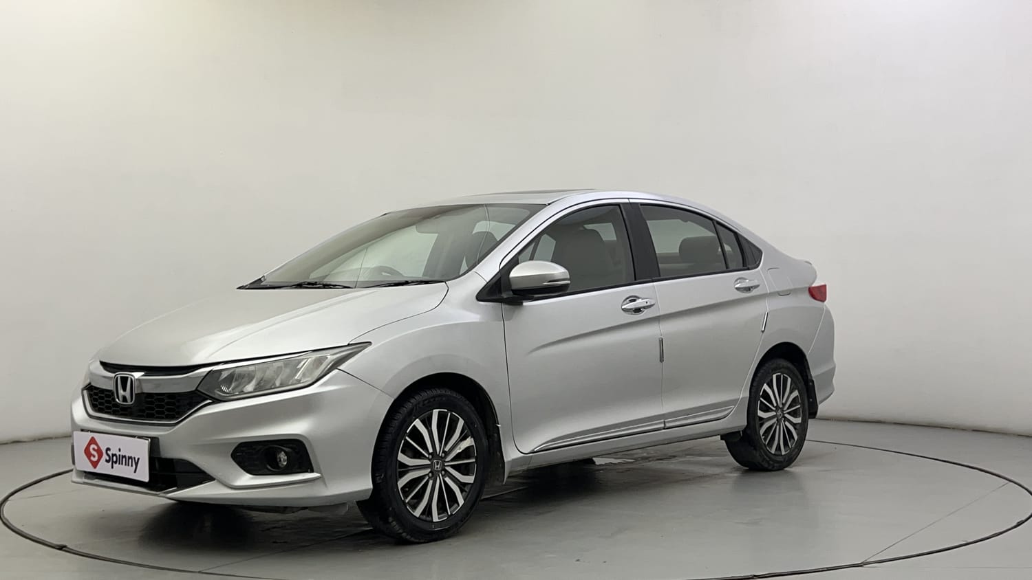 シルバー Buy Used Honda City ZX CVT of 2017 model @ 5,79,000 INR in