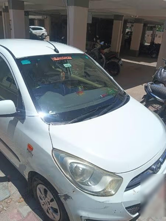 Hyundai i10 Magna 1.1L Second-hand 2012 Hyundai i10 Magna 1.1L for sale in Ahmedabad