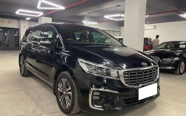 Second-hand 2021 Kia Carnival Prestige for sale in Ahmedabad
