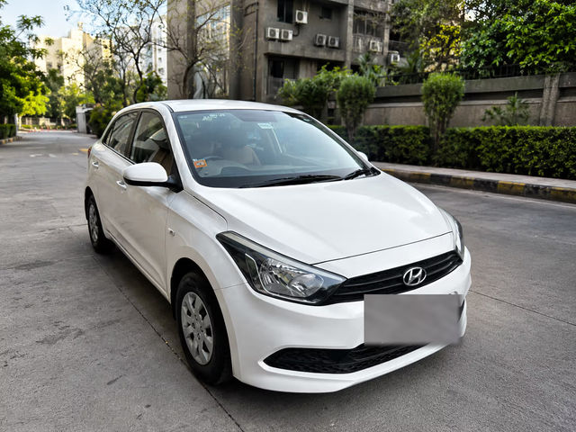 Hyundai i20 Magna 1.2 Second-hand 2016 Hyundai i20 Magna 1.2 for sale in Ahmedabad