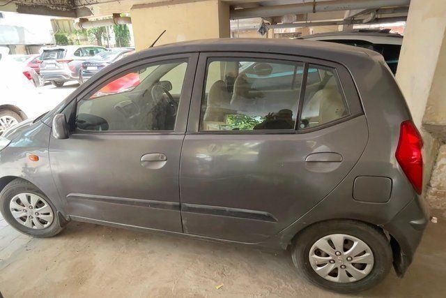 Hyundai i10 Magna Second-hand 2012 Hyundai i10 Magna for sale in Ahmedabad