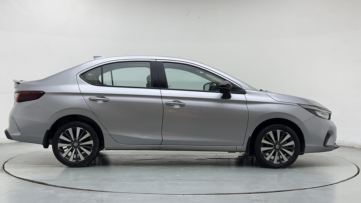 NOVITA シルバー Buy Used Honda City ZX CVT of 2024 model @ 13,79,786 INR in