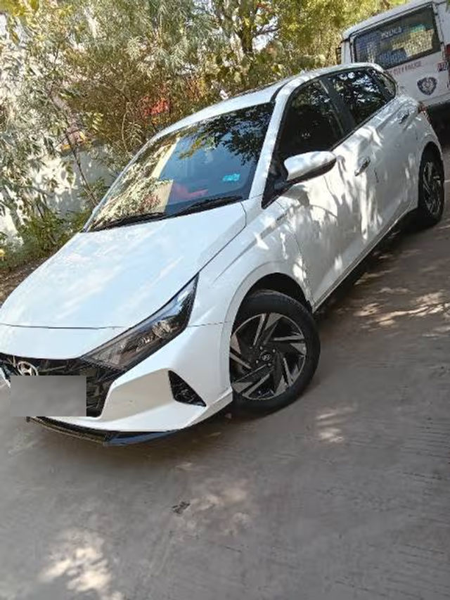 Hyundai i20 Asta Second-hand 2023 Hyundai i20 Asta for sale in Rajkot