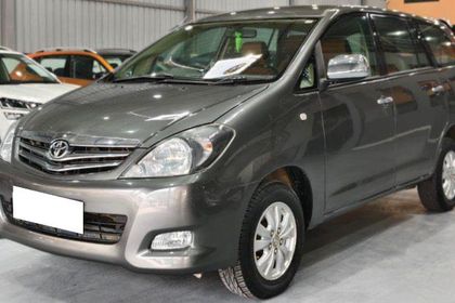 Used 2.5 V Diesel 7-seater