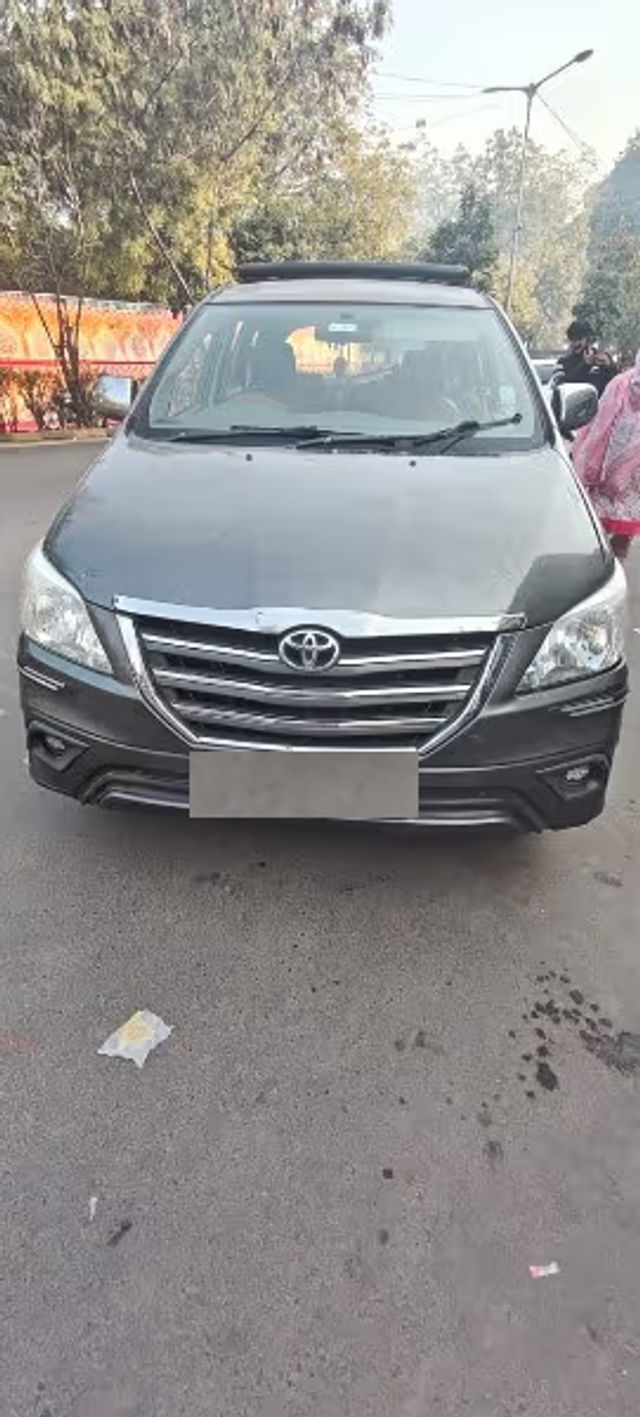 Toyota Innova 2.5 E Second-hand 2011 Toyota Innova 2.5 E for sale in Ahmedabad