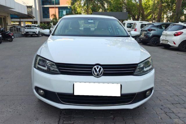 Second-hand 2014 Volkswagen Jetta 2.0L TDI Highline AT for sale in Ahmedabad