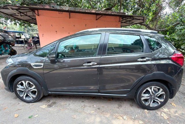 Second-hand 2017 Honda WR-V i-VTEC VX for sale in North 24 Parganas