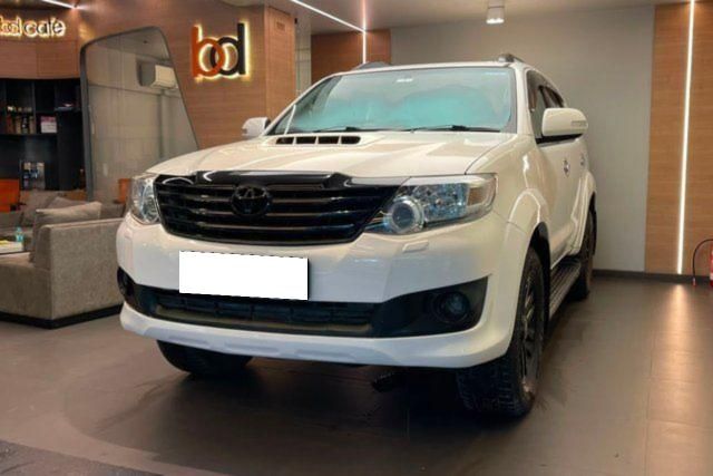 Toyota Fortuner 4x2 AT Second-hand 2013 Toyota Fortuner 4x2 AT for sale in Mumbai