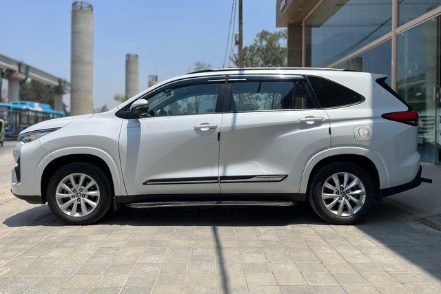 Second-hand 2023 Toyota Innova Hycross VX 7STR Hybrid for sale in Bangalore