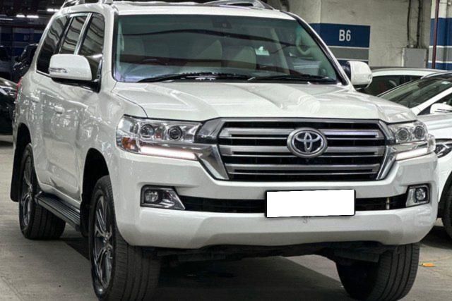 Toyota Land Cruiser 200 VX Second-hand 2017 Toyota Land Cruiser 200 VX for sale in Mumbai