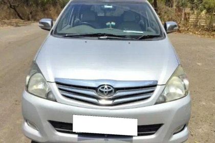 Used 2.5 V Diesel 7-seater