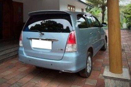 Used 2.5 V Diesel 8-seater