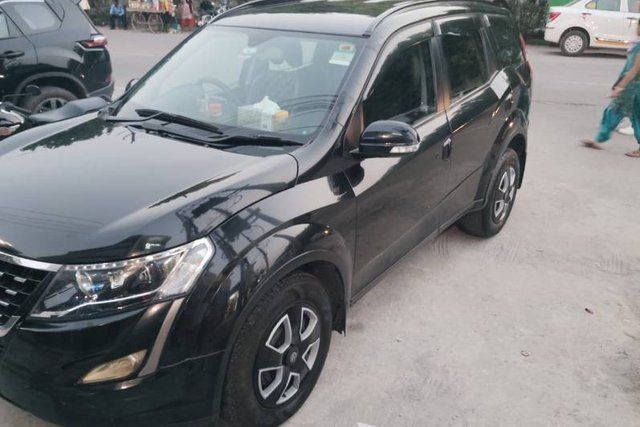 Second-hand 2020 Mahindra XUV500 W7 for sale in Greater Noida