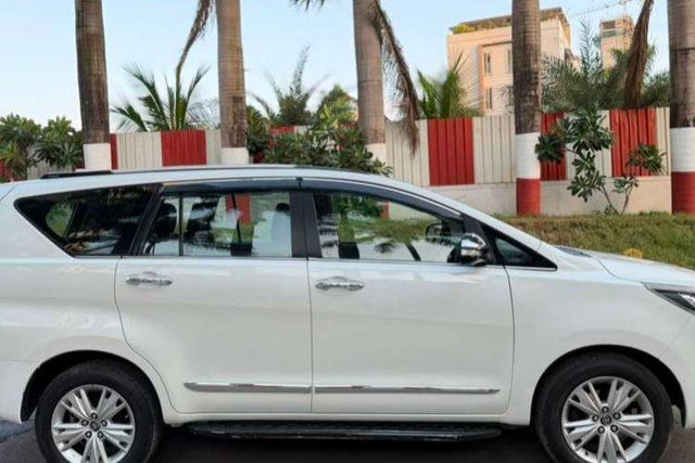 Toyota Innova Crysta 2.4 ZX MT BSIV Second-hand 2016 Toyota Innova Crysta 2.4 ZX MT BSIV for sale in Nashik