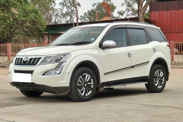 Second-hand 2017 Mahindra XUV500 W6 2WD for sale in Indore