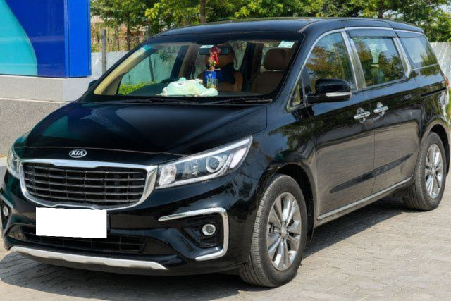 Kia Carnival Premium 8 STR Second-hand 2021 Kia Carnival Premium 8 STR for sale in Ahmedabad