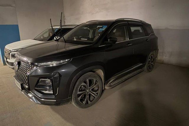 Second-hand 2024 MG Hector Plus Savvy Pro CVT 7 Str 2023-2025 for sale in Noida