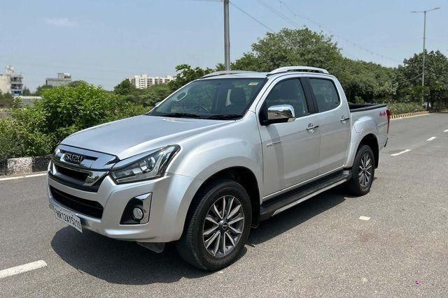 Second-hand 2023 Isuzu V-Cross 4x4 Z Prestige AT BSVI for sale in New Delhi