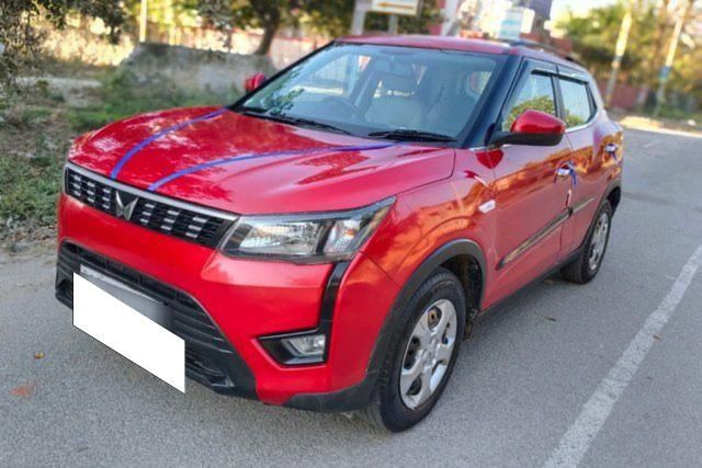 Mahindra XUV300 W6 Second-hand 2023 Mahindra XUV300 W6 for sale in New Delhi