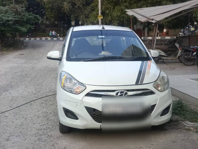 Hyundai i10 Sportz Second-hand 2013 Hyundai i10 Sportz for sale in Vadodara