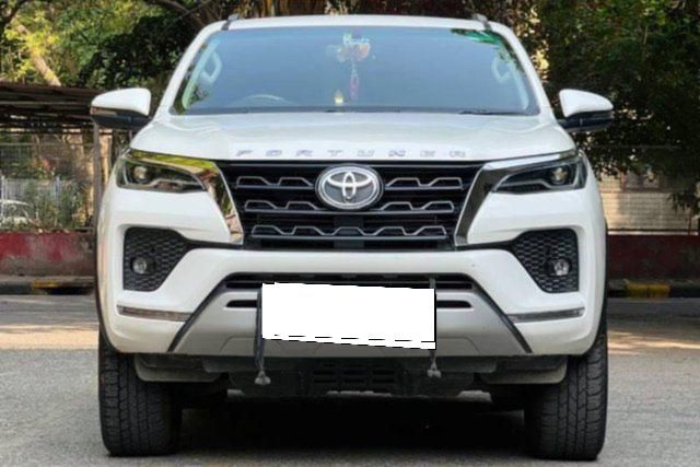 Second-hand 2025 Toyota Fortuner 4X2 Diesel AT for sale in New Delhi
