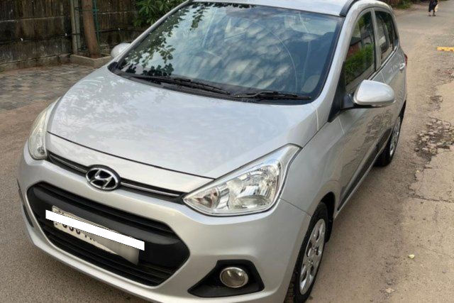 Second-hand 2015 Hyundai Grand i10 Sportz for sale in Ahmedabad