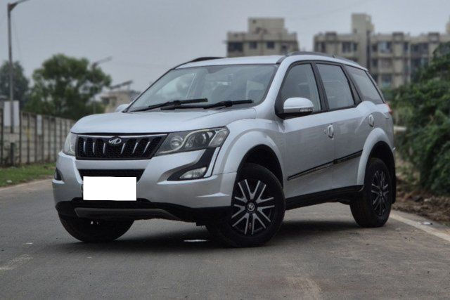 Second-hand 2016 Mahindra XUV500 R W10 FWD for sale in Ahmedabad