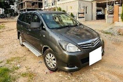 Used 2.5 V Diesel 8-seater