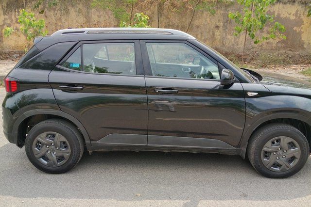 Hyundai Venue S 2023-2025 Second-hand 2024 Hyundai Venue S 2023-2025 for sale in New Delhi
