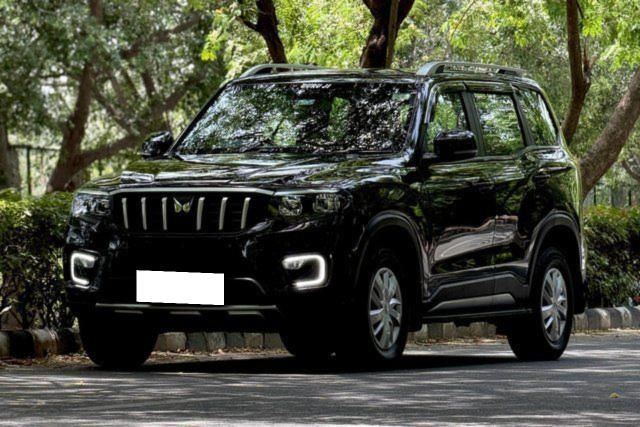 Second-hand 2025 Mahindra Scorpio N Z6 Diesel AT for sale in New Delhi
