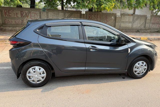 Second-hand 2020 Tata Altroz XE Diesel for sale in New Delhi