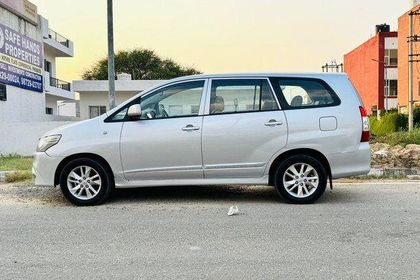 Used 2.0 G (Petrol) 8 Seater BS IV