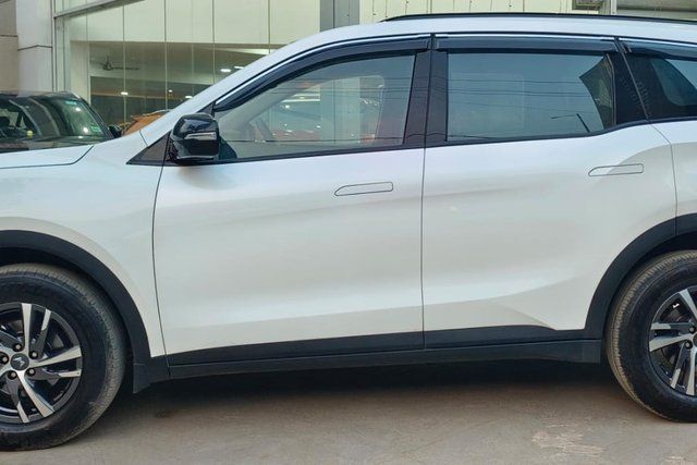 Mahindra XUV700 AX5 5Str AT Second-hand 2023 Mahindra XUV700 AX5 5Str AT for sale in Bangalore