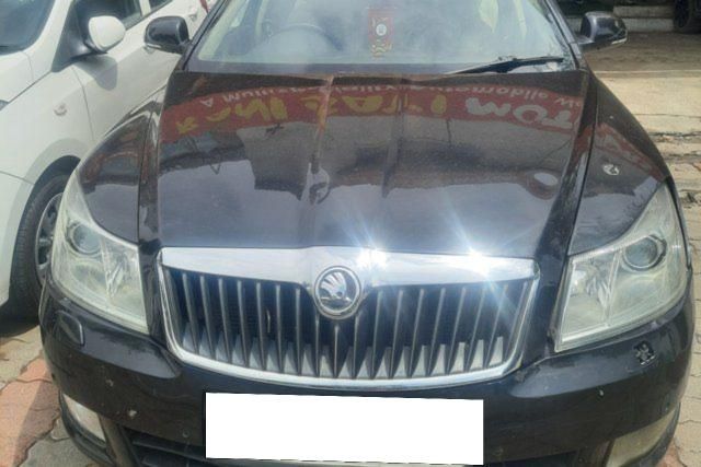 Skoda Laura 2.0 TDI AT L and K Second-hand 2013 Skoda Laura 2.0 TDI AT L and K for sale in Surat