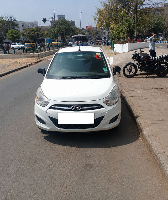 Hyundai i10 Era Second-hand 2011 Hyundai i10 Era for sale in Ahmedabad
