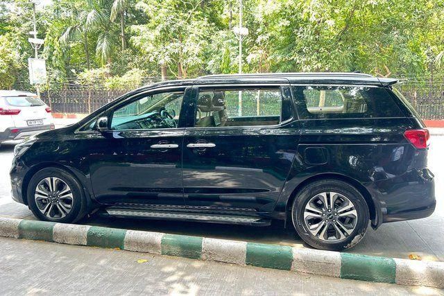 Second-hand 2022 Kia Carnival Limousine for sale in New Delhi