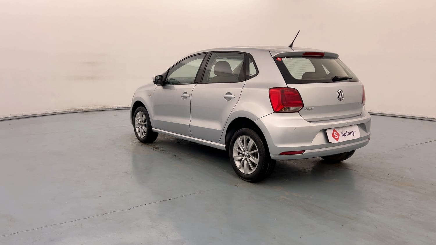 buy-used-volkswagen-polo-1-5-tdi-highline-of-2015-model-3-30-000-inr
