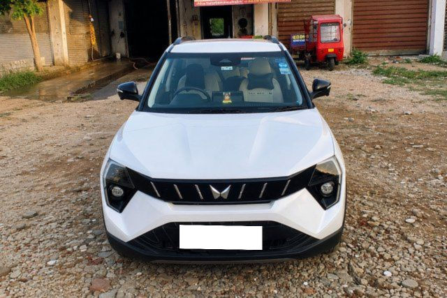 Mahindra XUV 3XO AX5 AT Second-hand 2025 Mahindra XUV 3XO AX5 AT for sale in Vadodara