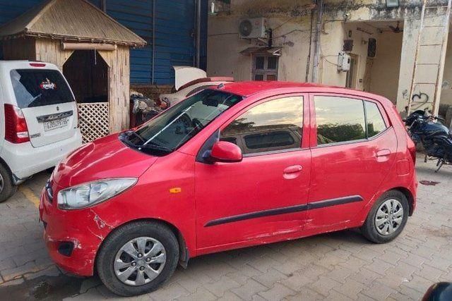 Hyundai i10 Magna 1.1L Second-hand 2012 Hyundai i10 Magna 1.1L for sale in Ahmedabad